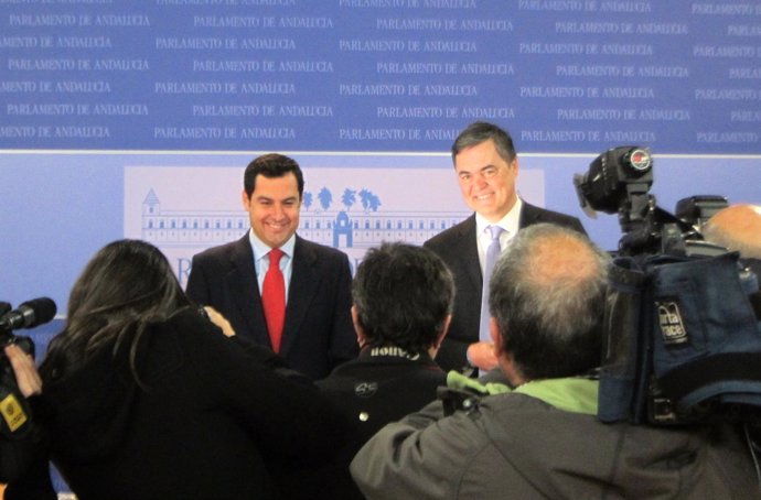 El presidente del PP-A, Juanma Moreno, y el portavoz parlamentario, Carlos Rojas