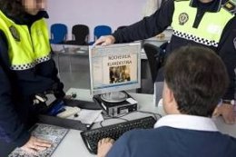 Policía Local Examinando Las Fiestas Ilegales A Través De Las Redes Sociales