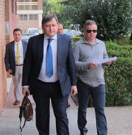 El administrador único de Krasfarma, Ilya Shpurov (centro)