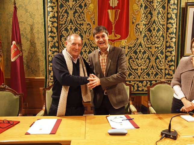 Firma del convenio con Cáritas       