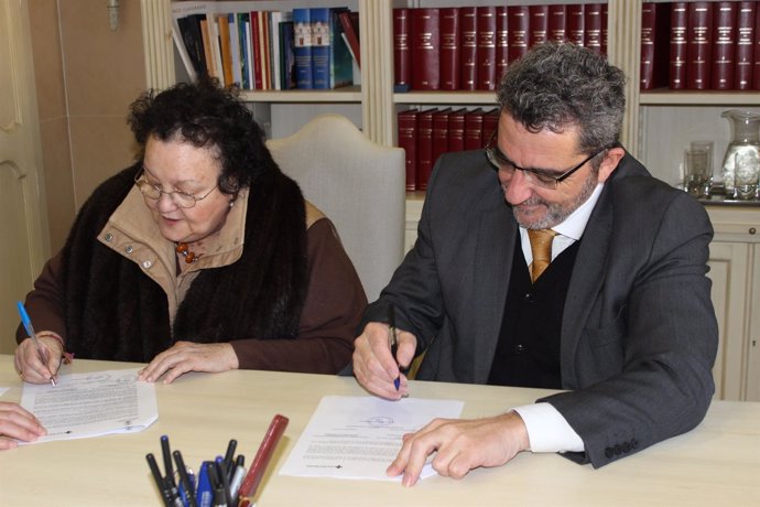 Gutiérrez Limones y Amalia Gómez durante la firma de los dos convenios.