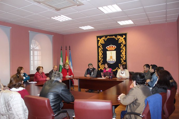 Entrega de la subvención y los proyectos a vecinos de Alcalá de Guadaíra.