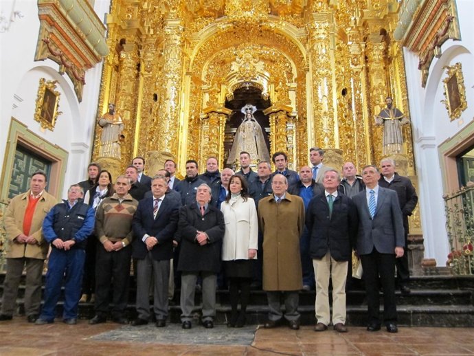 Foto de familia ante el retablo de la Iglesia de la Merced