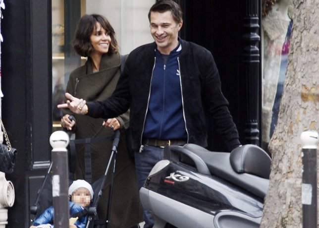 Halle Berry, Olivier Martinez y su hijo paseandop por Paris