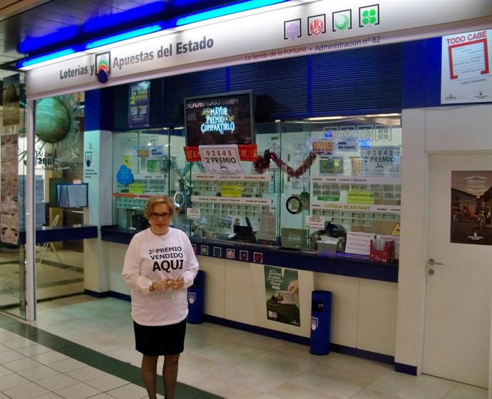 Dolores Blasco contenta tras repartir parte 2 premio