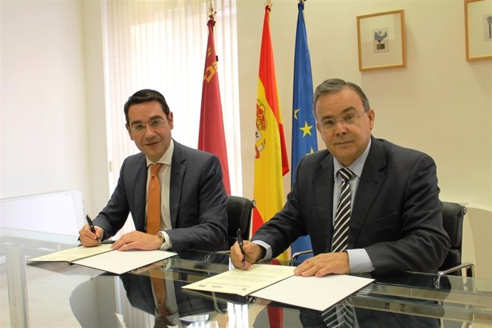 Firma de un convenio sobre prácticas no laborales con Estrella de Levante