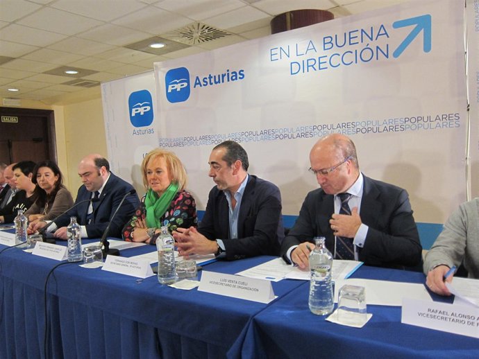 Mercedes Fernández (tercera por la derecha) antes de comenzar su intervención. 