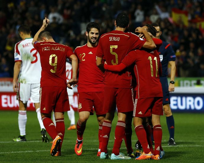 Isco celebra el gol con sus compañeros.
