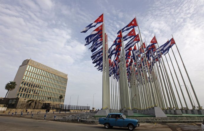 Banderas cubanas frente a la sección de Interesses de EEUU en La Habana