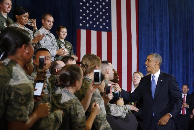 Barack Obama saluda a soldados de EEUU