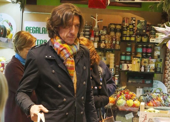 Nicolás Vallejo-Nágera de compras navideñas junto a su madre 