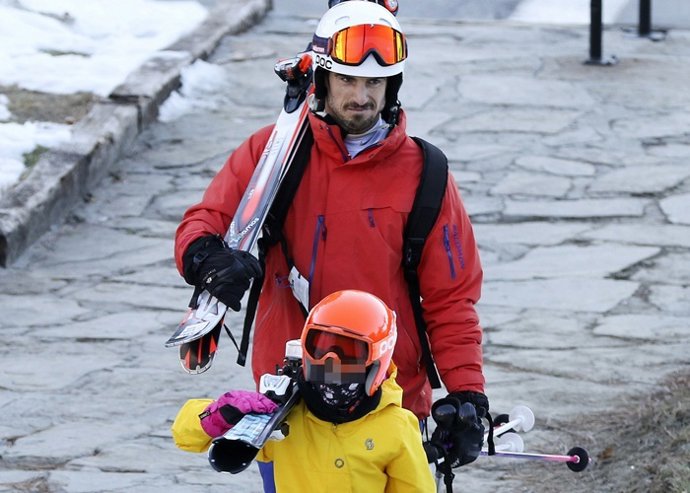 Aitor Ocio con su hija en la nieve 