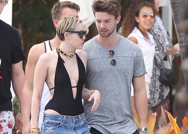 Miley Cyrus y Patrick Schwarzenegger paseando por Miami129890, Miley Cyrus and h