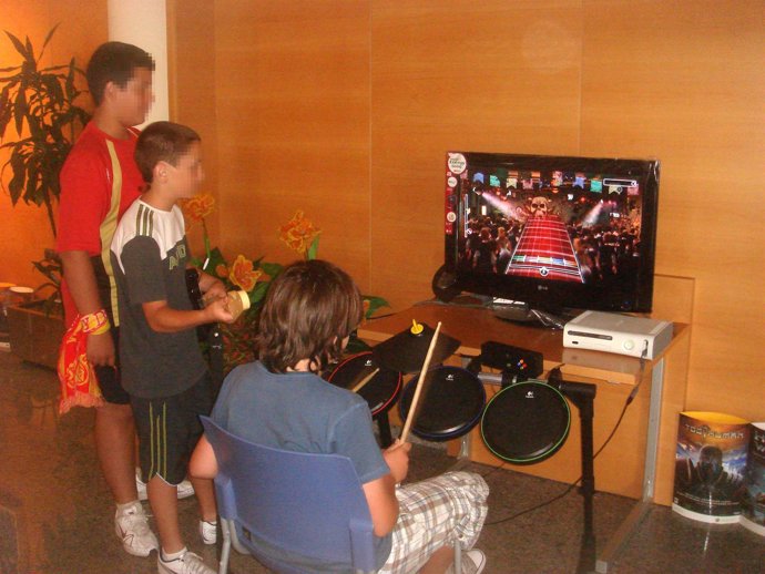 Niños jugando con una videoconsola