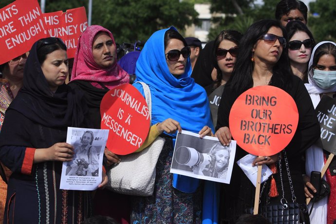 Periodistas paquistaníes se manifiestan en condena de la muerte de un compañero