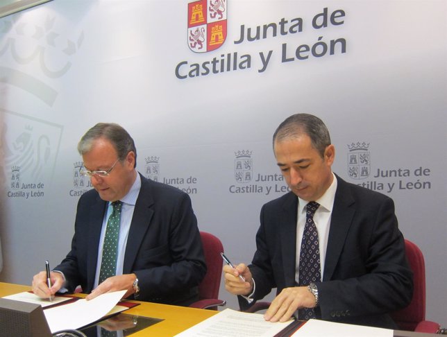 Silván firma el convenio de colaboración con el director de La Caixa