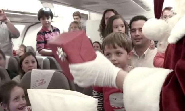 Papá Noel se cuela en un avión