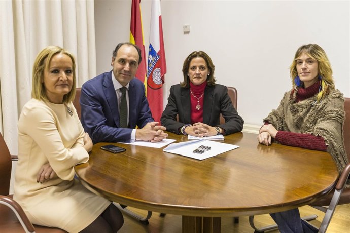 Diego y representantes de la asociación