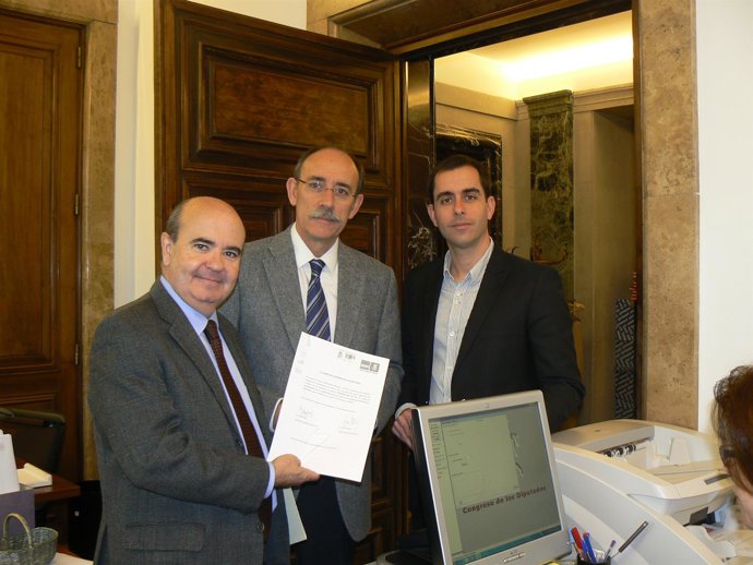 Dirigentes socialistas registran la iniciativa en el Congreso
