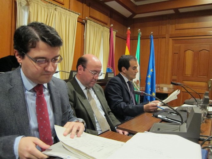 Bellido (izda.) revisa el presupuesto, sentado junto a Navas y Nieto