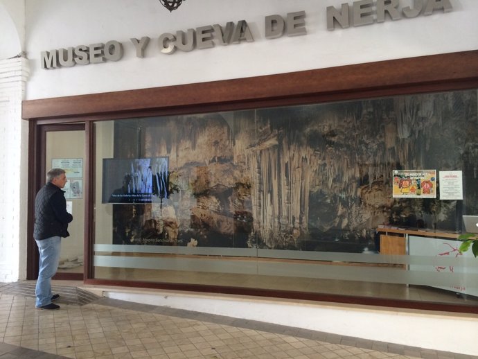 Oficina de turismo de Nerja cueva visitantes turistas gruta museo