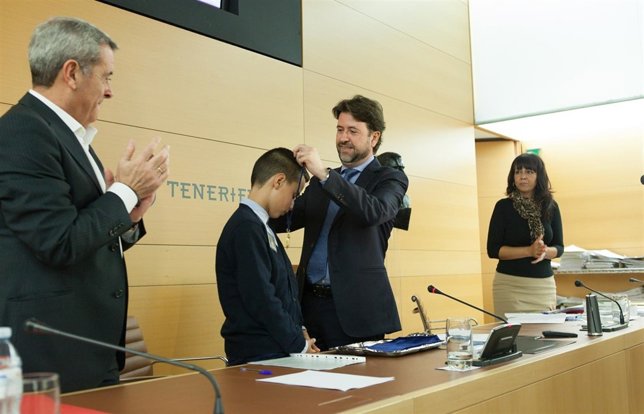 El presidente le otorga la medalla a Pedro Castellano