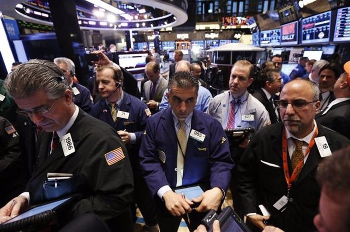 El promedio Dow Jones y el índice S&P 500 sufrieron descensos el lunes y extendi