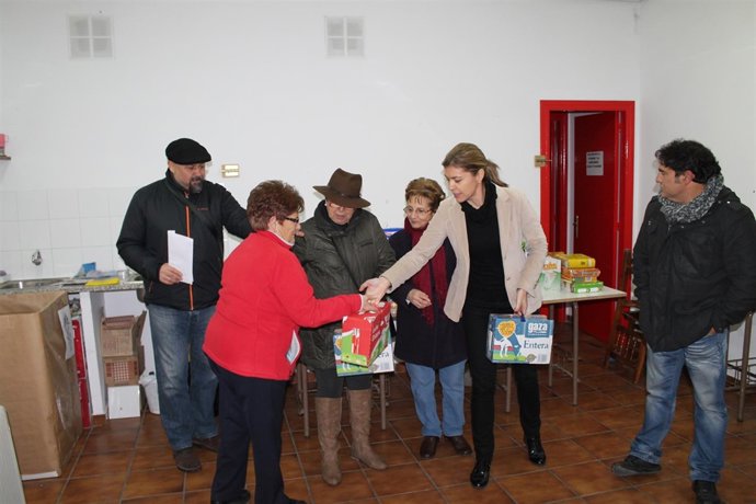 La subdelegada del Gobierno entrega los alimentos