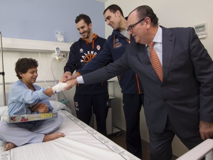 El Valencia Basket visita a los hospitales de la ciudad