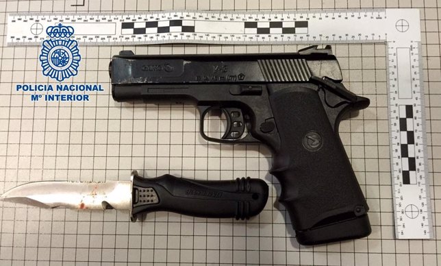 Pistola y cuchillo en posesión del joven detenido en Melilla