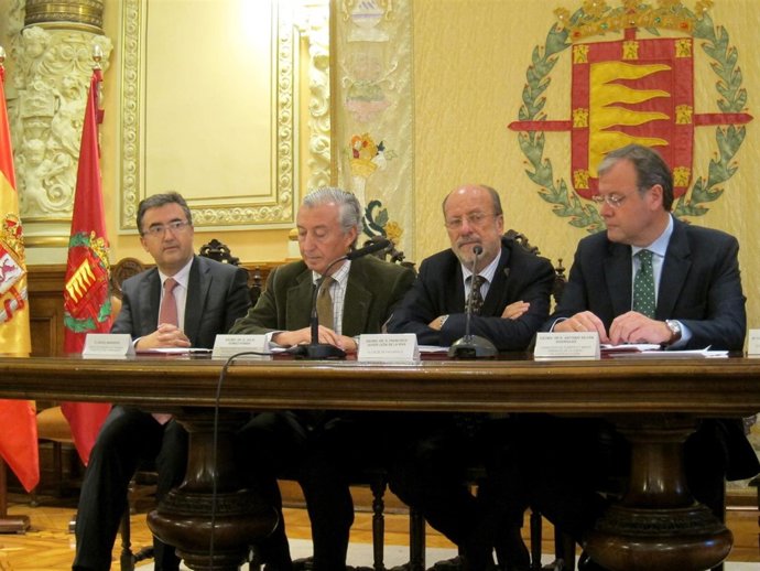 El alcalde, junto al secretario de Estado y el consejero de Fomento. 