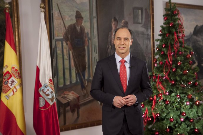 El presidente de Cantabria, Ignacio Diego, grabando el mensaje navideño