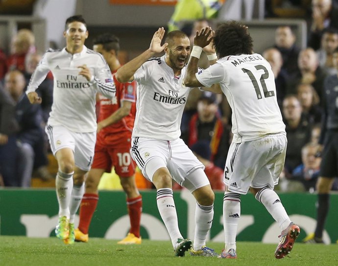 Benzema y Marcelo se abrazan tras ganar en Liverpool
