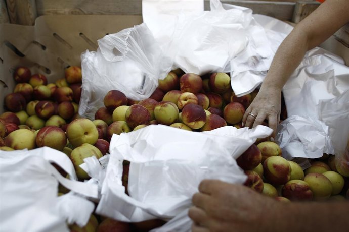 Los agricultores reparten 10.000 kilos de fruta en la plaza de Callao