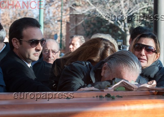 La familia Cuevas llora de dolor en el último adiós de Victoriano Cuevas Díaz