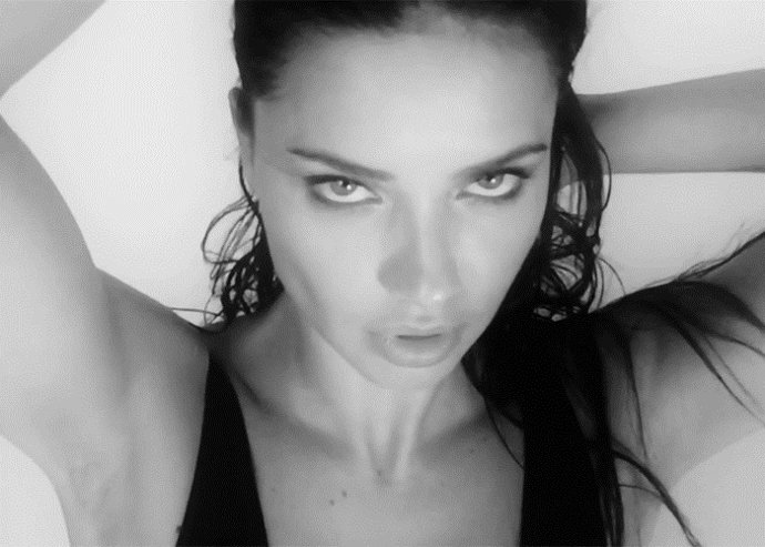 Una sexy Adriana Lima clienta el día de Nochebuena 