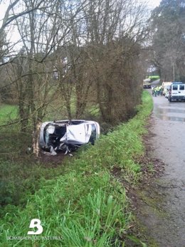 Imagen del coche siniestrado en Navia. 