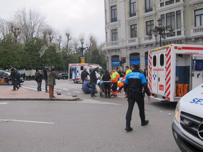 Servicios de emergencias atienen a los heridos en el atropello. 