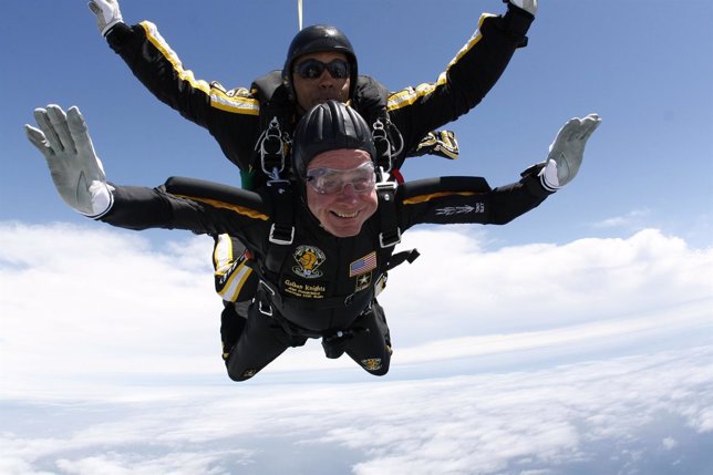 George H.W. Bush salta en paracaídas para celebrar su 90 cumpleaños