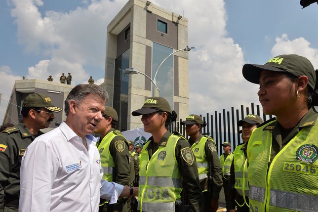 El presidente de Colombia, Juan Manuel Santos, inaugura una sede policial