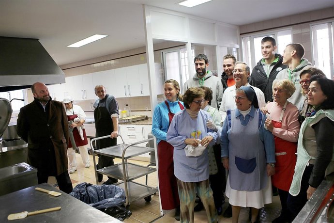 Pérez, junto a jugadores del CB Sevilla en un comedor en Triana