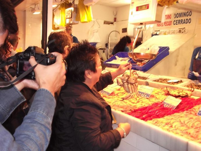 Periodistas filipinos visitan un mercado de Huelva