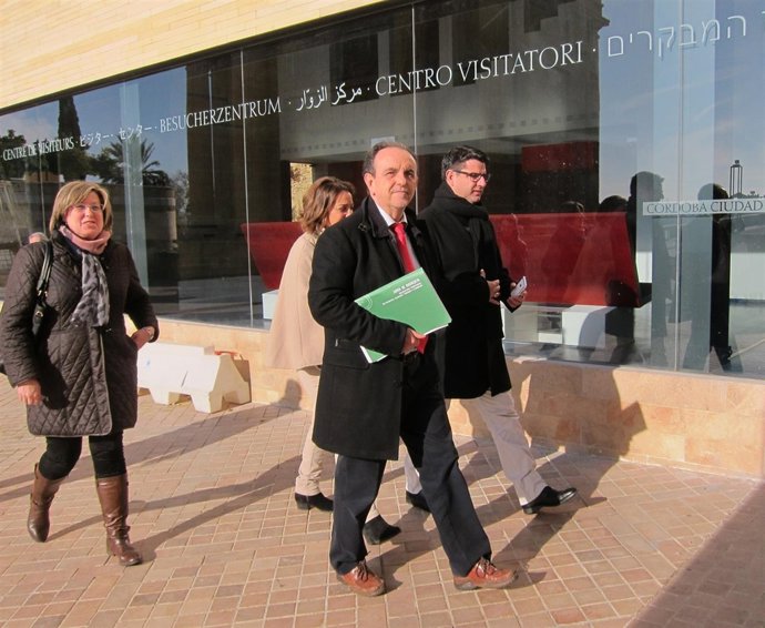 Rafael Rodríguez (centro) camina junto al CRV de Córdoba