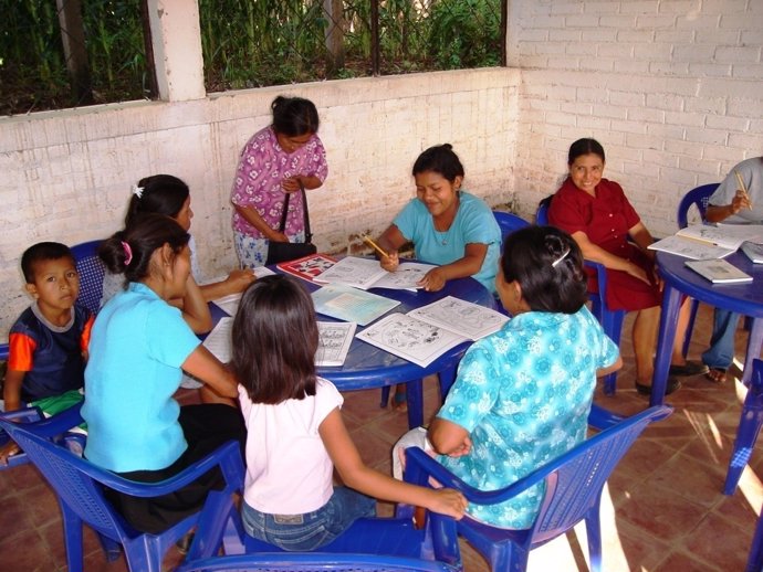 Formación Para Niños Y Adultos. Manos Unidas