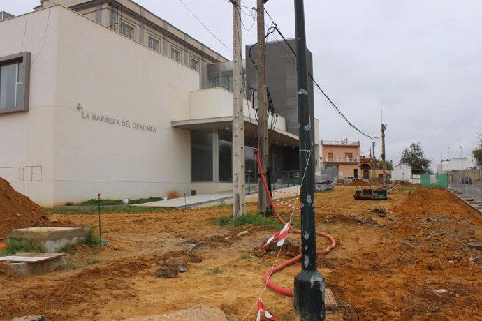 Actuaciones de reurbanización en los accesos al edificio Harinera del Guadaíra.