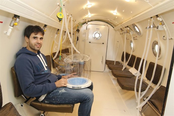 Borja Oubiña en la cámara hiperbárica