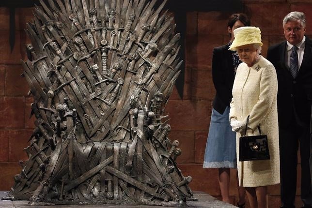 La reina Isabel II visita el set de 'Juego de tronos'