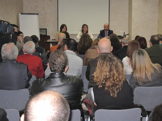 Cobo (centro), en la reunión con entidades beneficiarias de Andalucía Orienta.