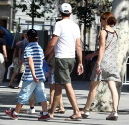 Familia numerosa, paseando, paseo, matrimonio, niños, verano