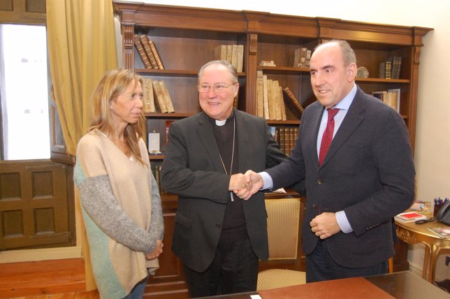 Esteban Escudero (centro) y José María Hernández han firmado el convenio